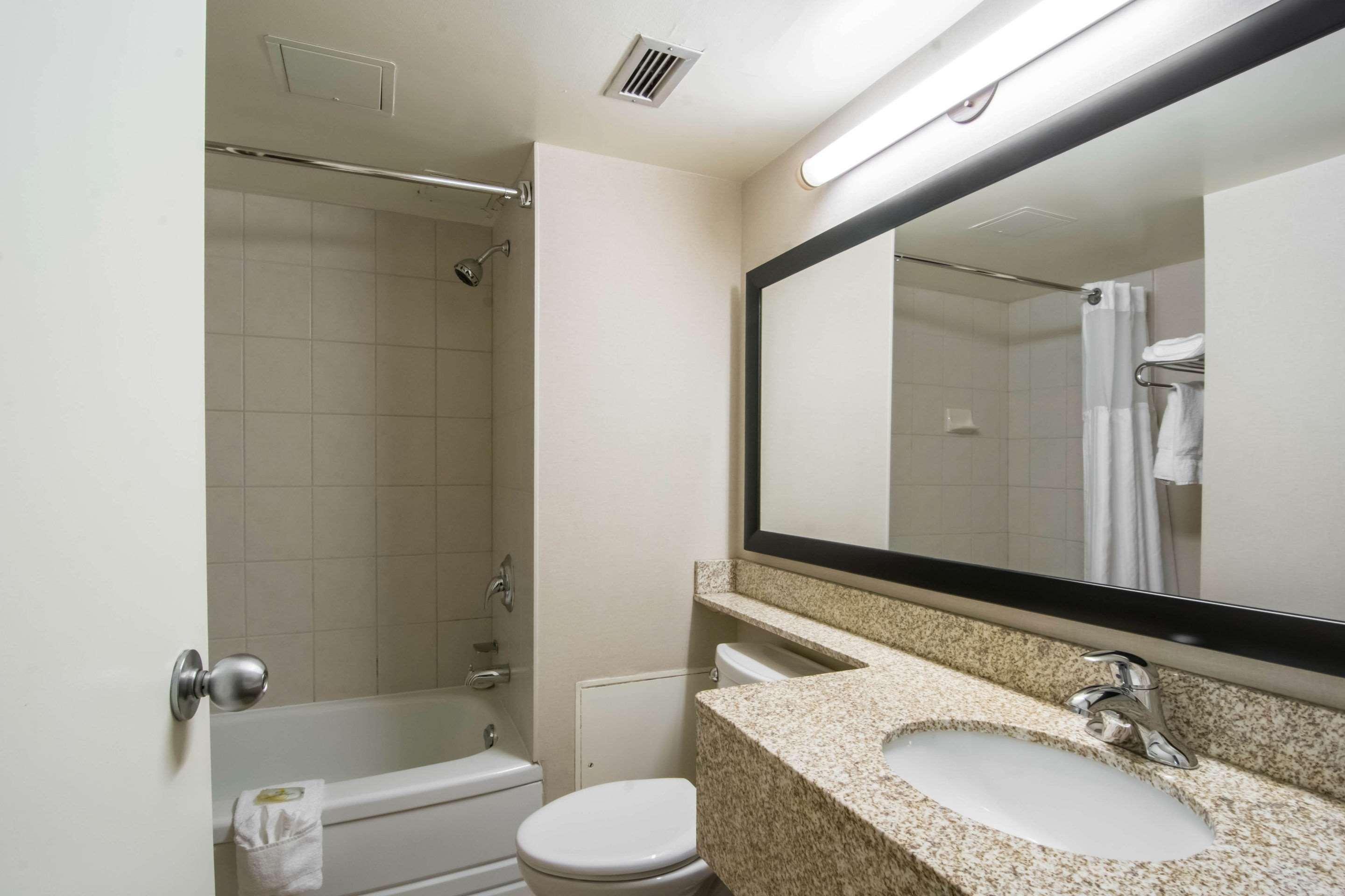 Quality Inn & Suites Yellowknife Exterior photo