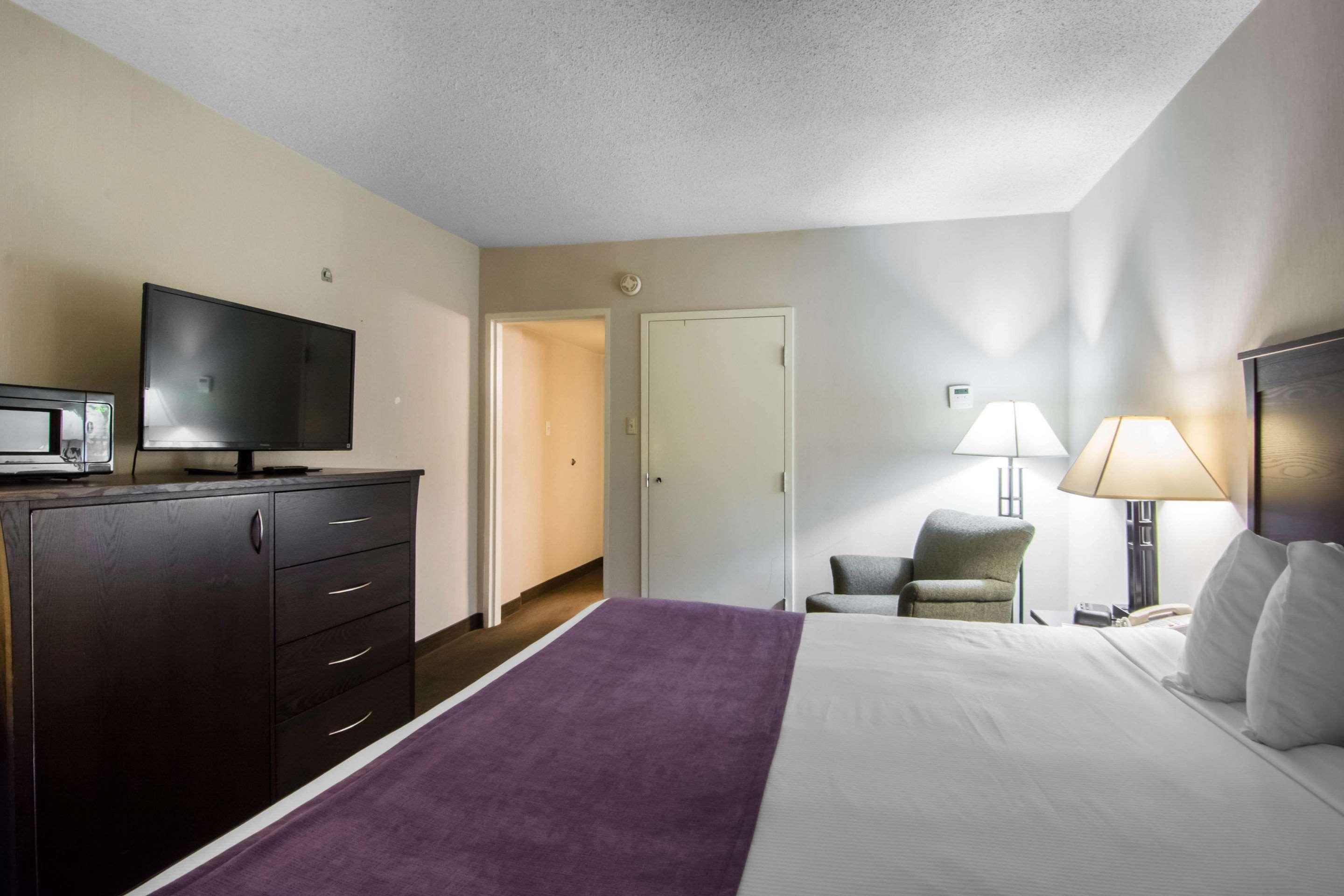 Quality Inn & Suites Yellowknife Exterior photo